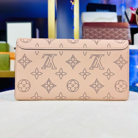 LOUIS VUITTON NEW Light Pink Mahina Leather 2019 LV Monogram Iris Wallet - Picture 3 of 11